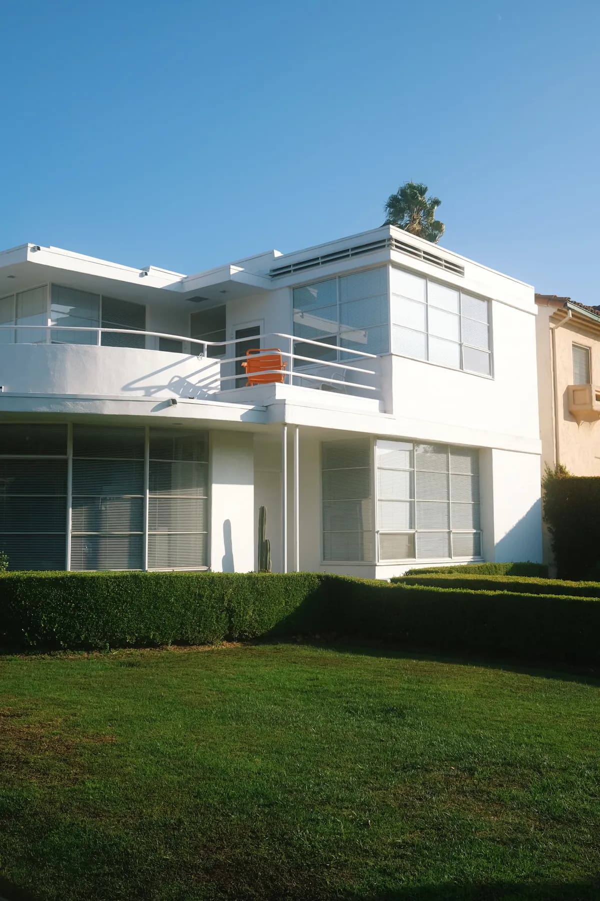 A clean-lined white Los Angeles home with a broad lawn