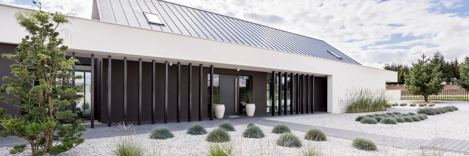 A low-slung modern home with clean midcentury lines